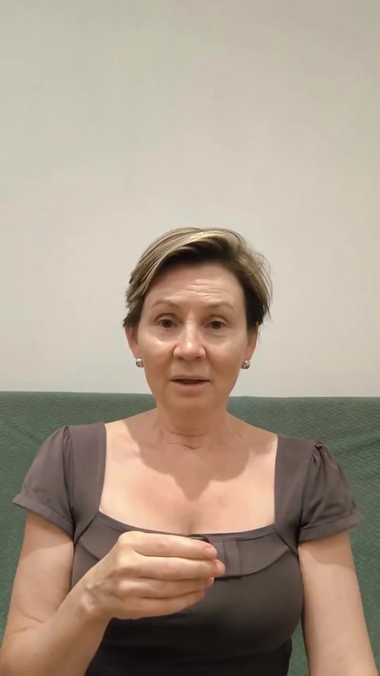 Галина в исходном кадре на диване
